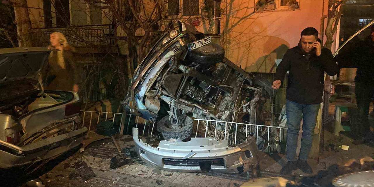 Amasya’da Kontrolden Çıkan Otomobil Yol Kenarındaki Otomobillere Çarptı: 3 Yaralı