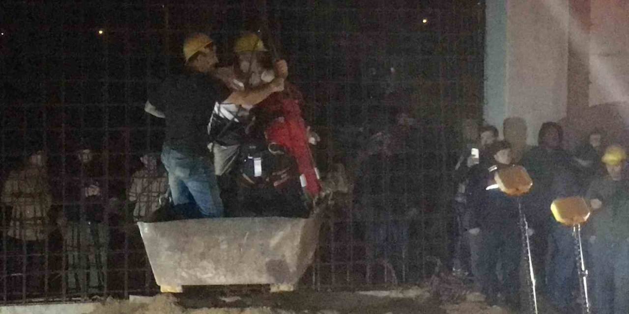 Göçük Altında Kalan İşçilerden Biri 12 Saat Sonra Kurtarıldı