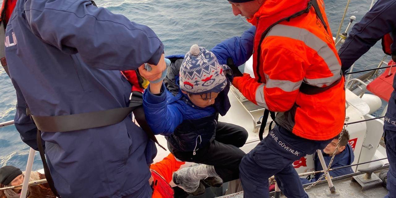 Yunan Sahil Güvenlik Kaçak Göçmenleri, Ölüme Terk Ediyor