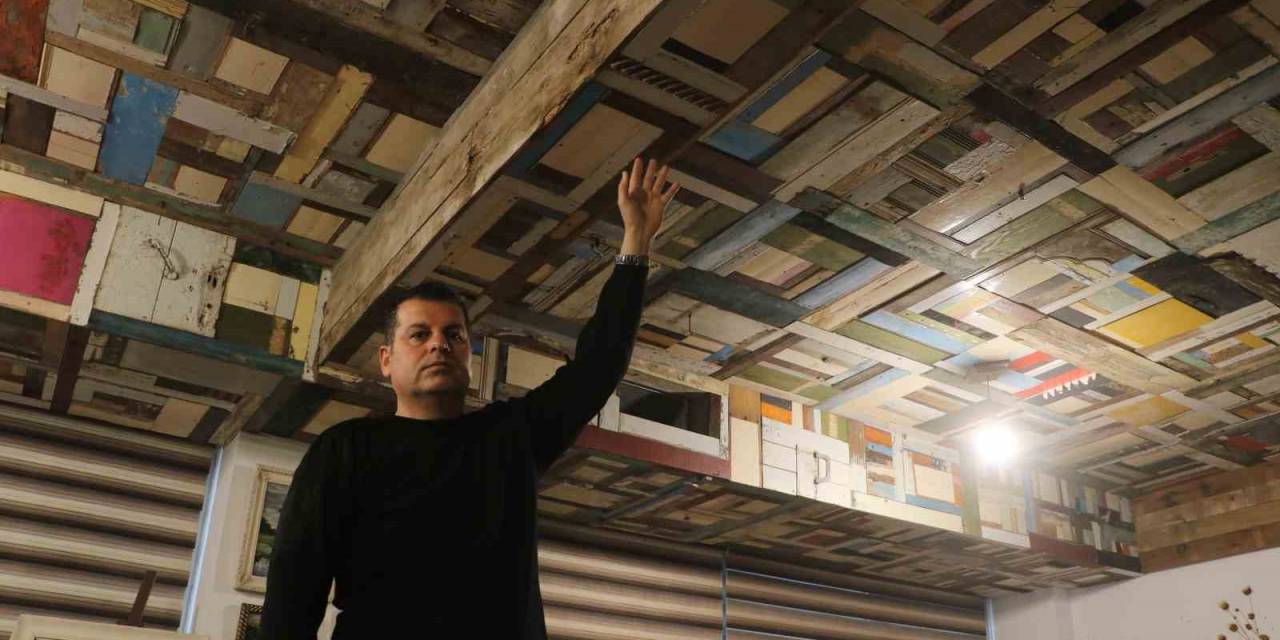500 Enkazdan Topladığı 5 Bin Parça Ahşabı Ofisinin Tavanında Sanat Eserine Dönüştürdü