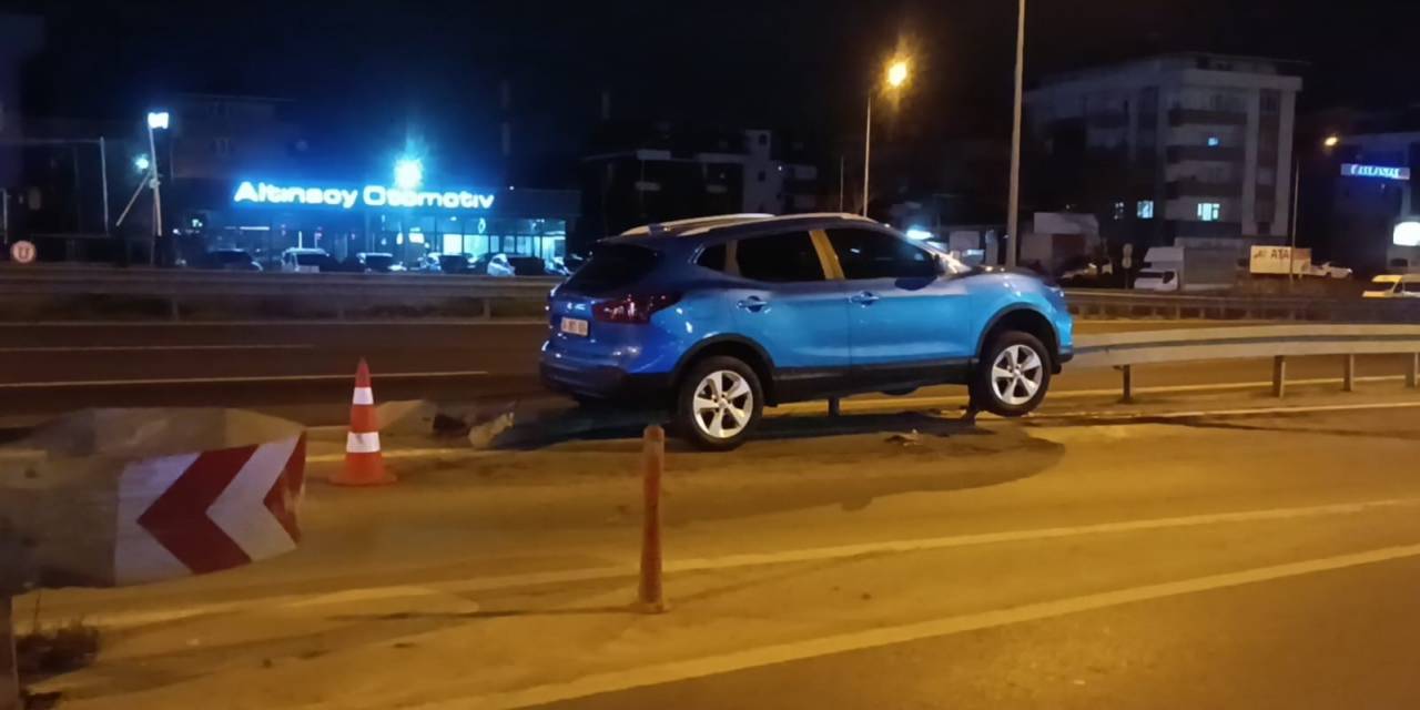 İlginç Kaza: Araç Bariyerde Askıda Kaldı, Sürücü Olay Yerinden Gitti