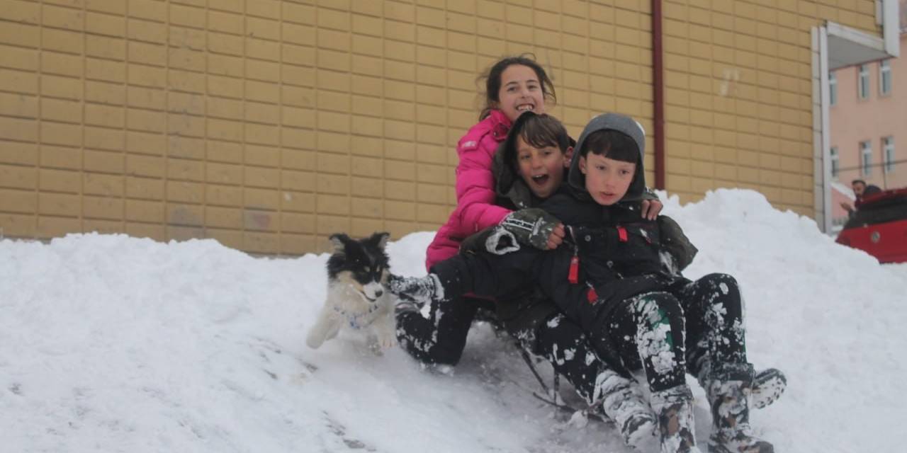 Bayburt’ta Çocukların Kar Eğlencesi