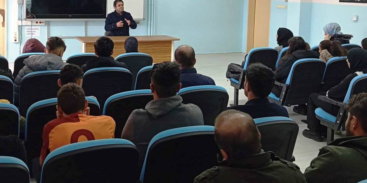 Dumlupınar’da Lise Öğrencilerine Fatih Sultan Mehmed’in Hayatı Anlatıldı