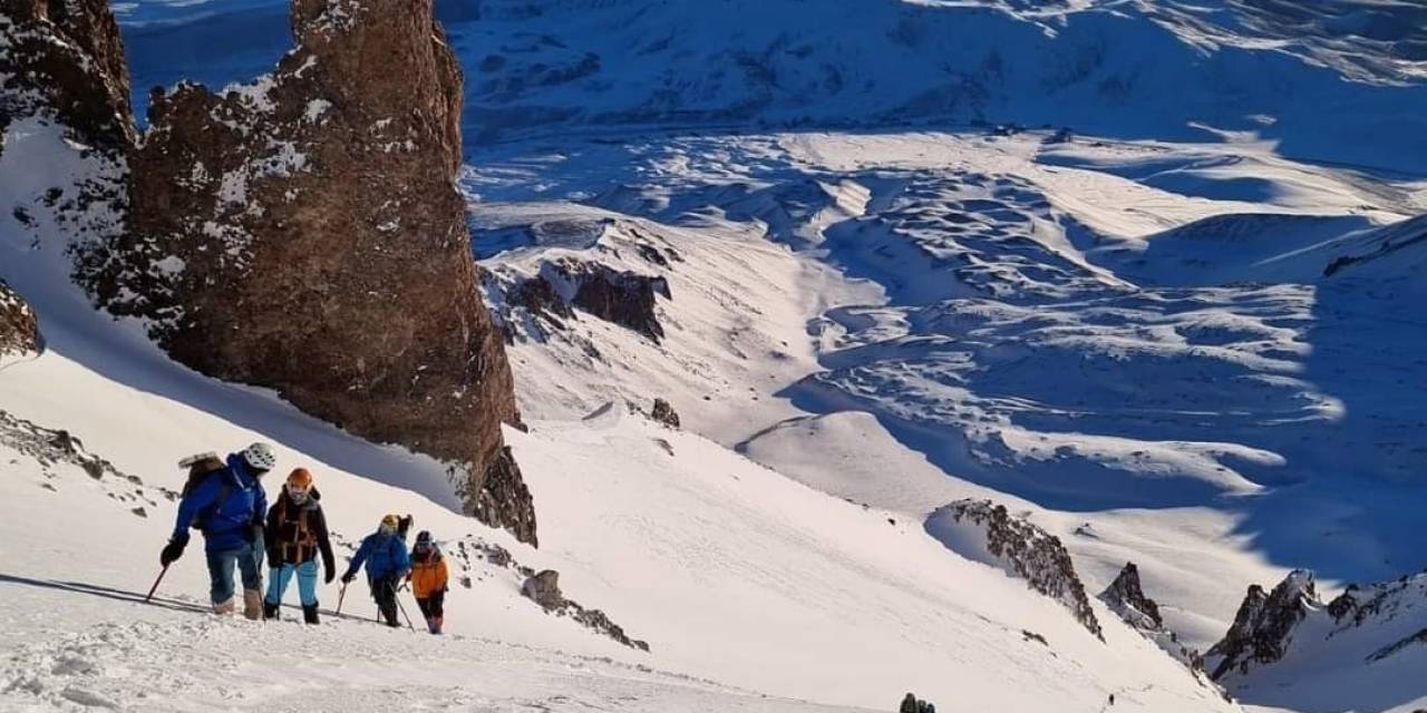 Erciyes’in Zirvesinde Van Gölü’ne Dikkat Çektiler