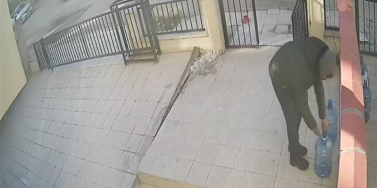 Damacana Üzerinde Duran Su Parasına Göz Dikti