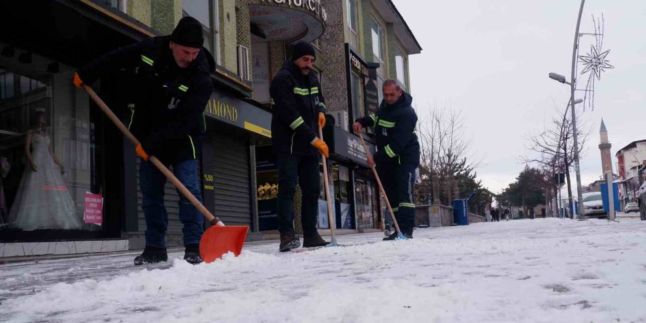 Erzurum’da Soğuk Hava Ve Kar Etkili Oluyor