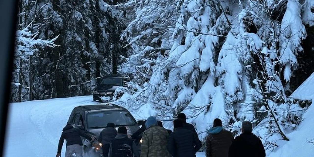 Kamp Yaptıkları Yaylada Mahsur Kalan 8 Kişiyi Off-road Ekipleri Kurtardı