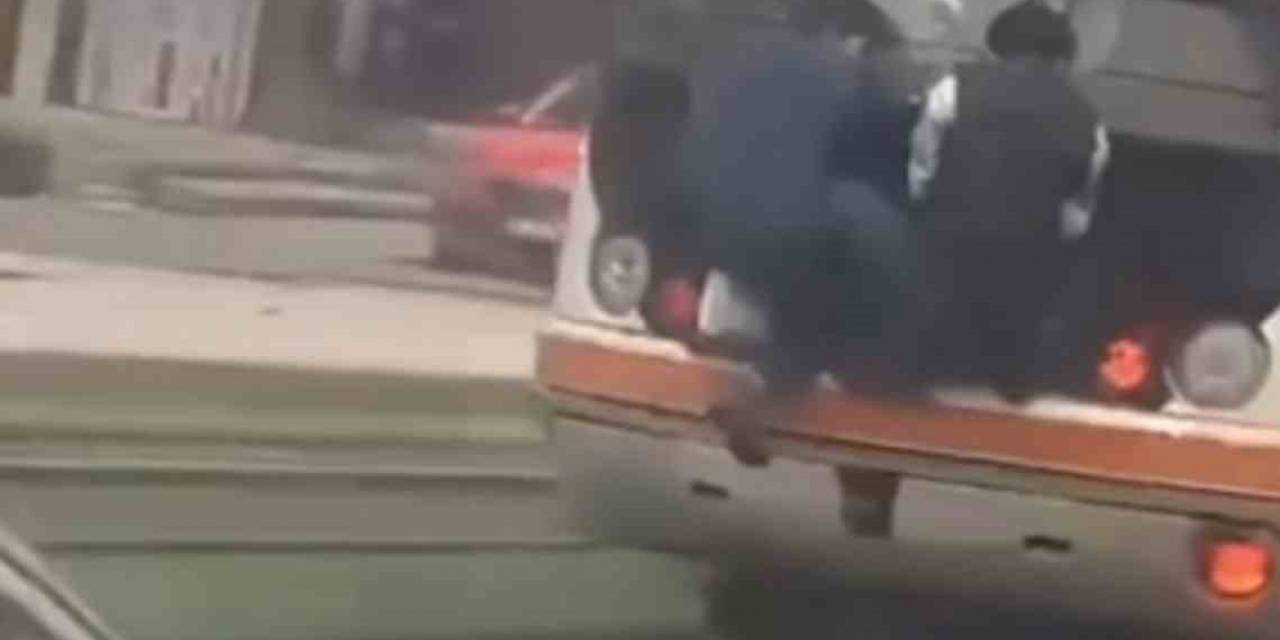 Gaziantep’te Tramvayın Arkasına Tutunan İki Çocuk Canlarını Hiçe Saydı