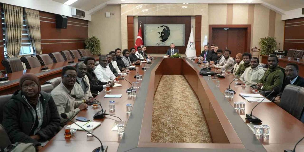 Kbü Rektörü Kırışık Afrikalı Öğrencilerle Bir Araya Geldi