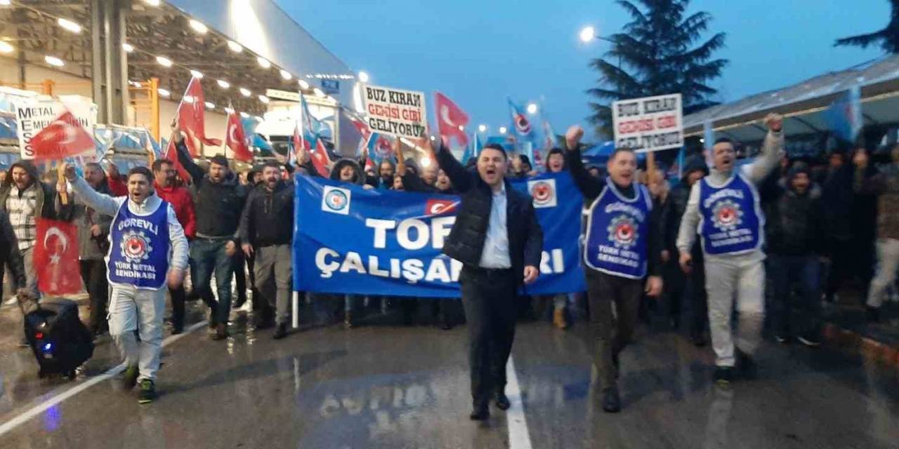 Tofaş İşçisi Yağmur Çamur Demeden Nöbete Devam Ediyor