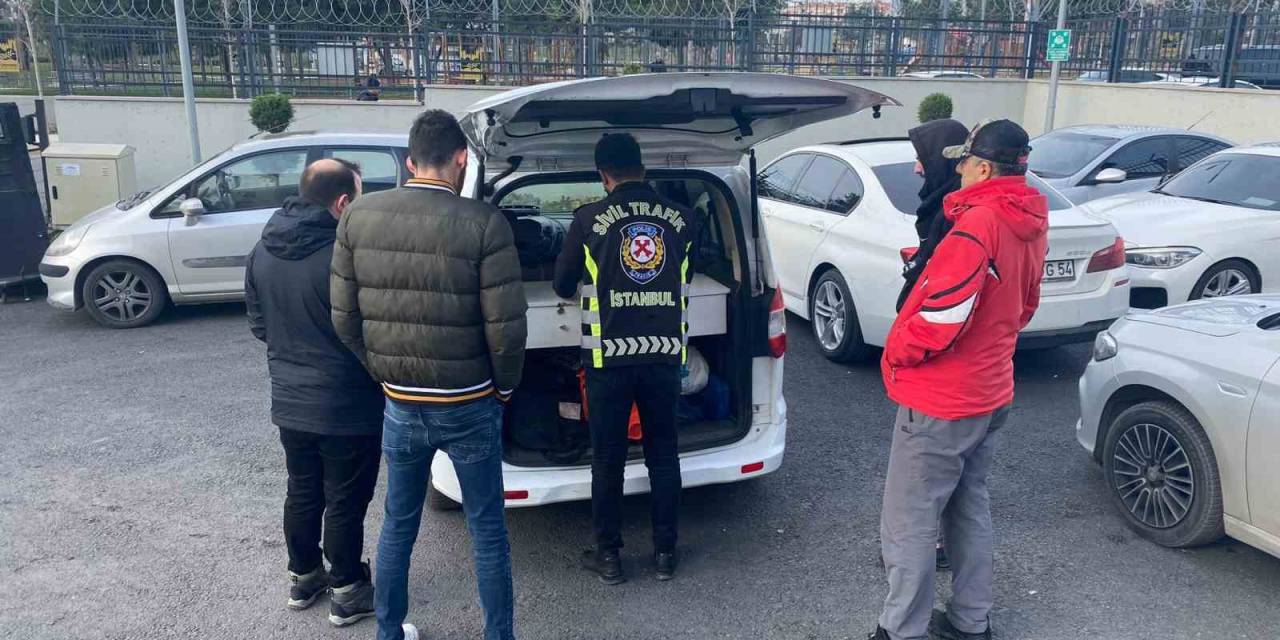 Zeytinburnu’nda Düğün Konvoyunda Caddeyi Kapatıp, Etrafa Para Saçan Şahıslara Ceza Yağdı