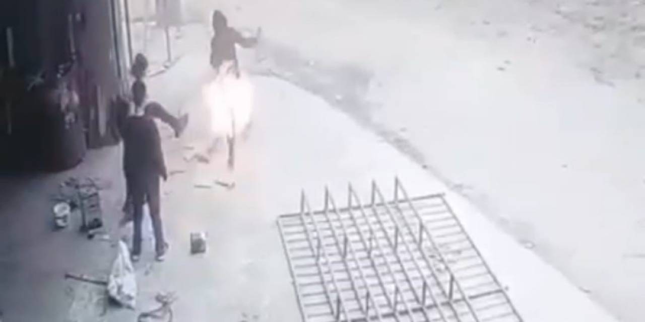 Yanan Tenekeye Tekme Attı, Arkadaşını Yaktı