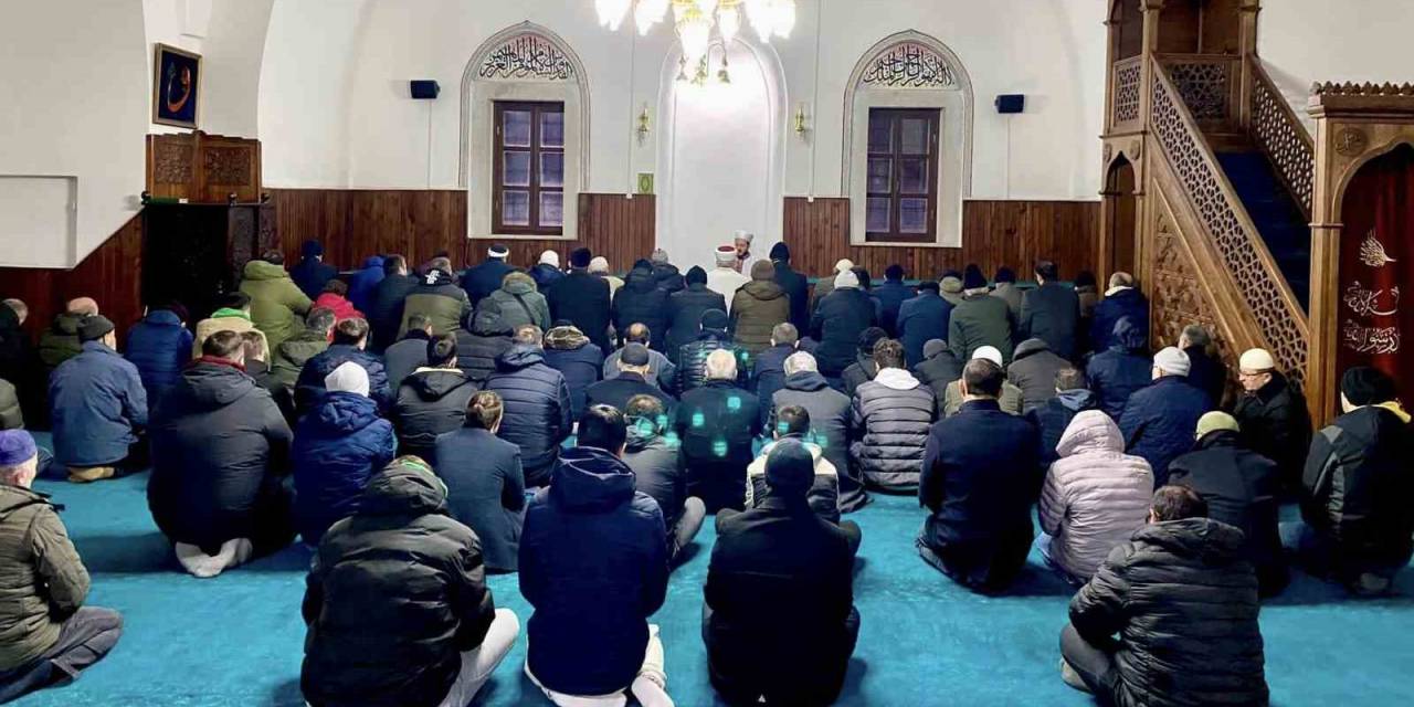 Şehitler İçin Sabah Namazında Buluştular