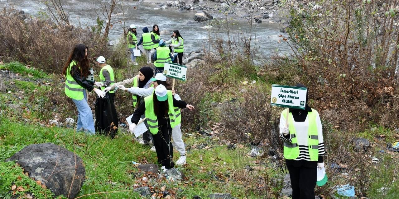 Osmaniye Şivesi İle Yazılı Dövizlerle Çevre Temizliğine Dikkat Çektiler