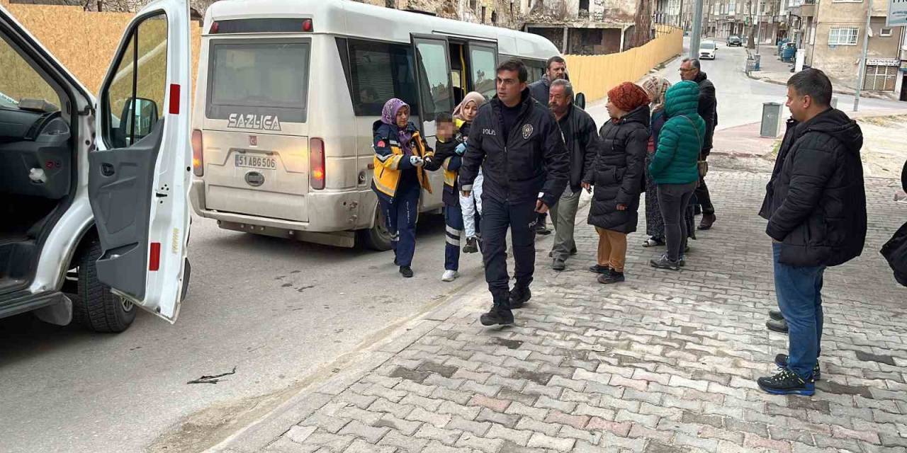 Karşıya Geçmeye Çalışan Çocuğa Minibüs Çarptı