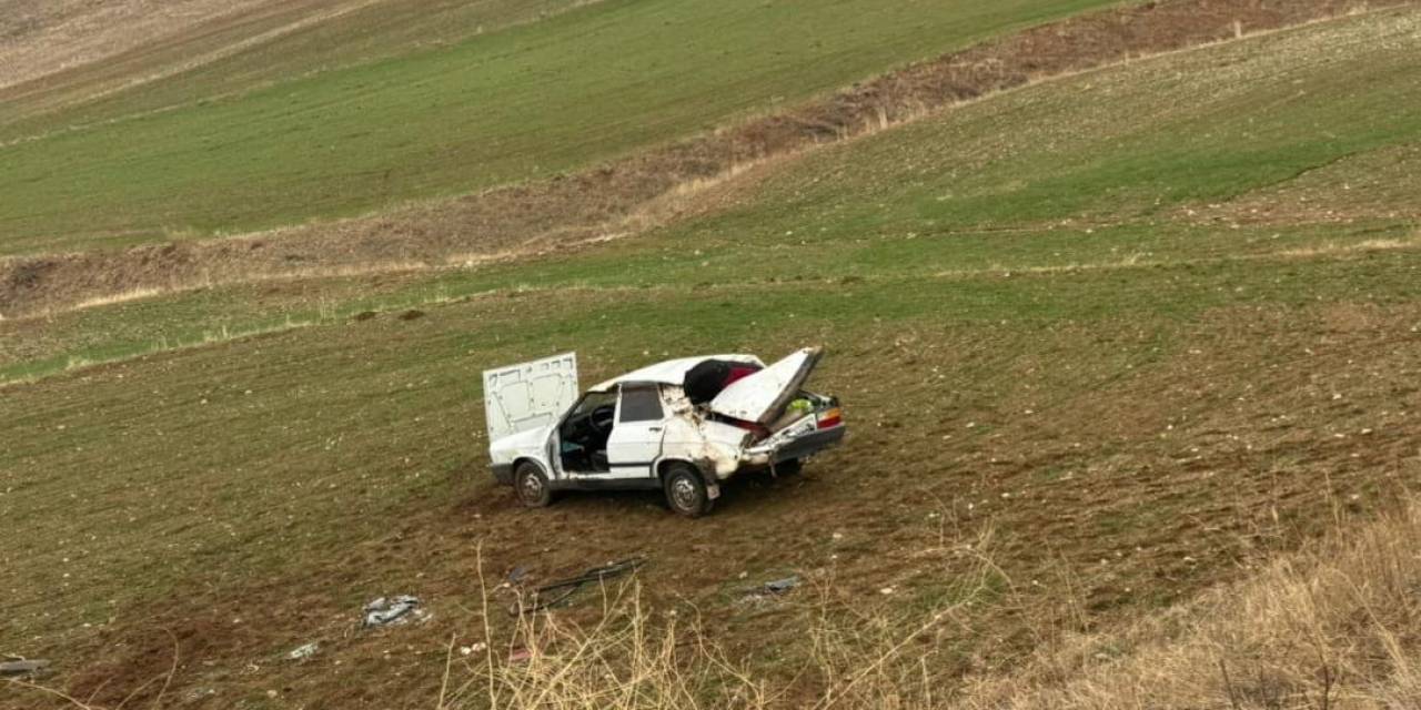 Otomobil Tarlaya Uçtu: 2 Yaralı