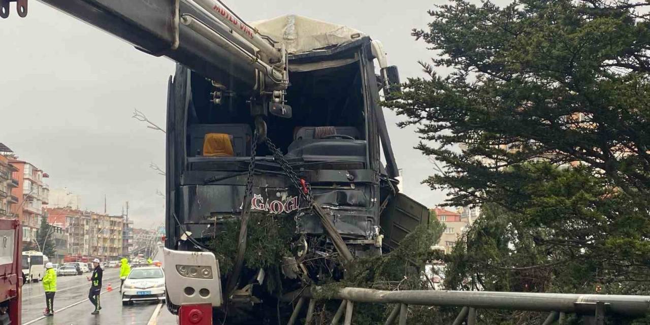 Kontrolden Çıkan Otobüs 2 Araç Ve Direğe Çarparak Durabildi