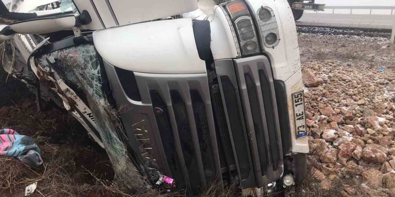 Devrilen Tırın Sürücüsü Yaralandı