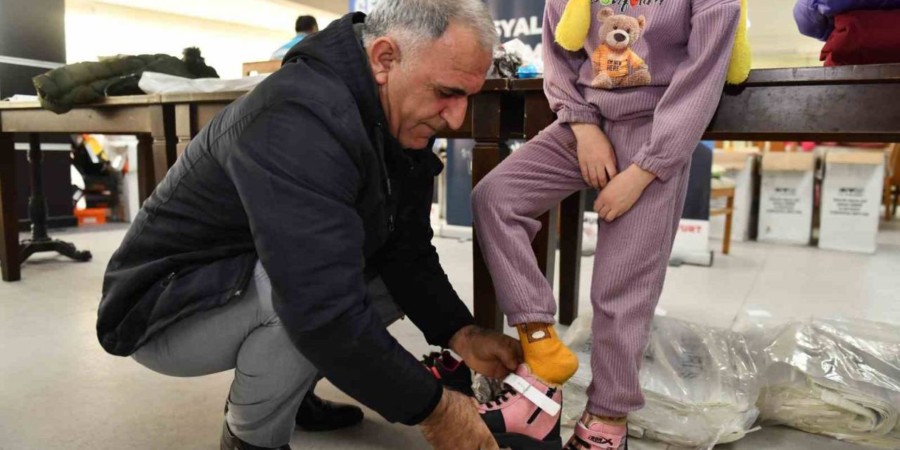 Esenyurt Belediyesi 6 Bin Çocuğa Mont Ve Bot Yardımı Yaptı