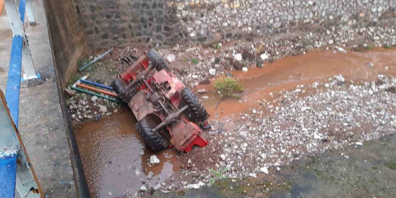 Kamyonette Taşınan İş Makinesi Kanala Düştü