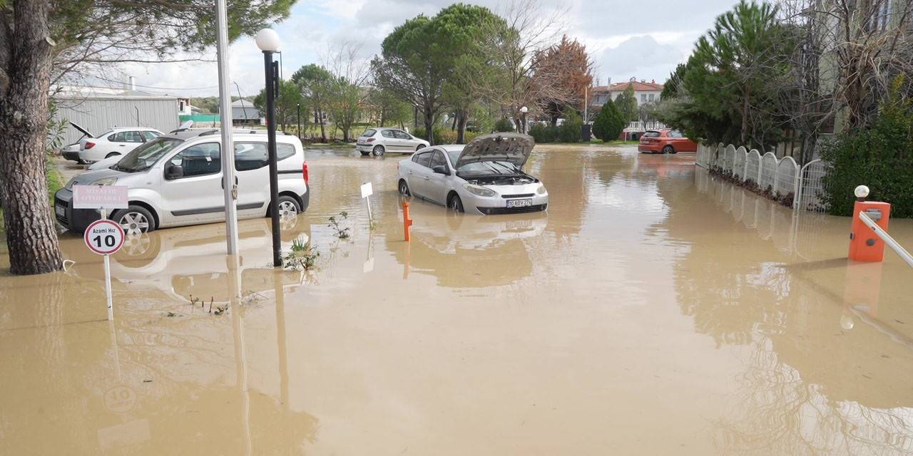 Ayvalık’ta Hasar Tespit Ve Su Tahliye Çalışmaları Sürüyor