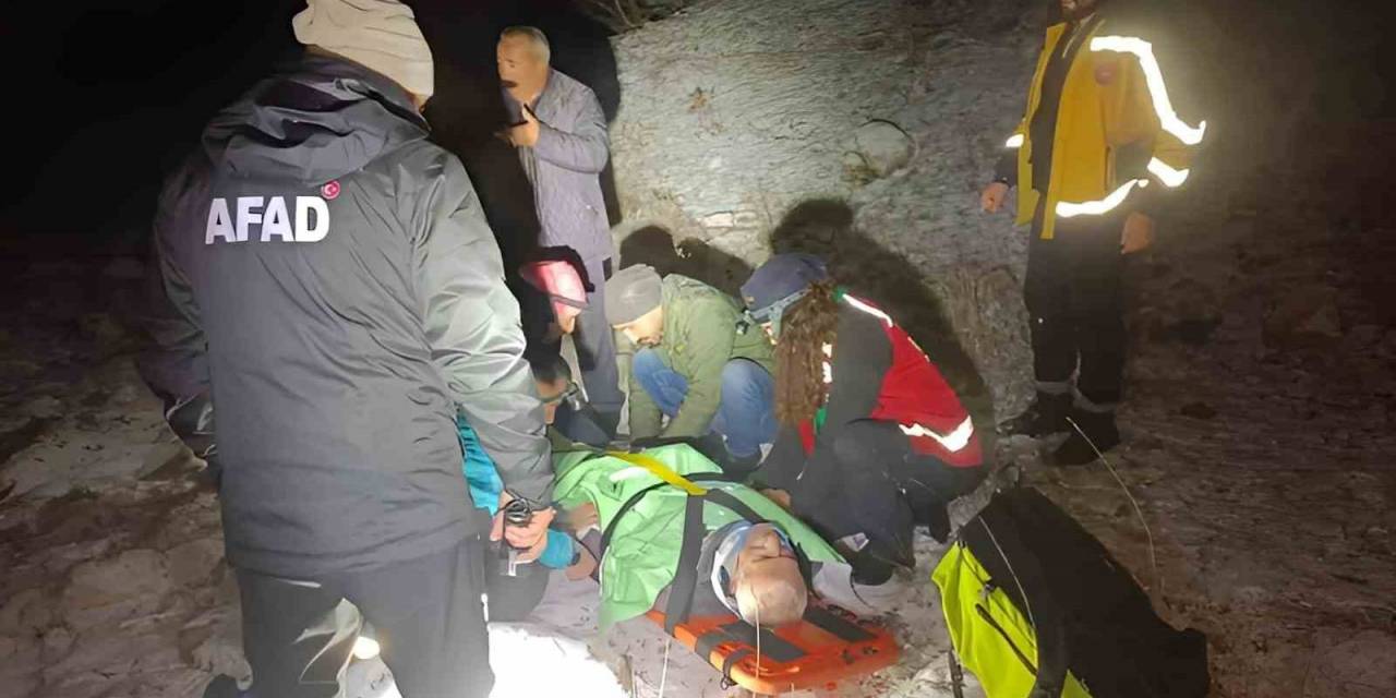 Jandarma Ve Afad Kayıp Vatandaş İçin Seferber Oldu, Kayalıklardan Düşen Adam 4 Saatlik Çalışmayla Kurtarıldı