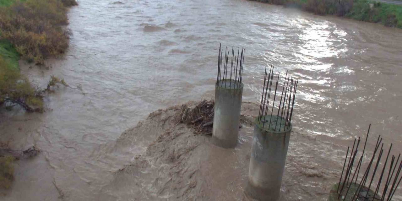 Balıkesir’de Sel Suları Köy Yollarına Zarar Verdi