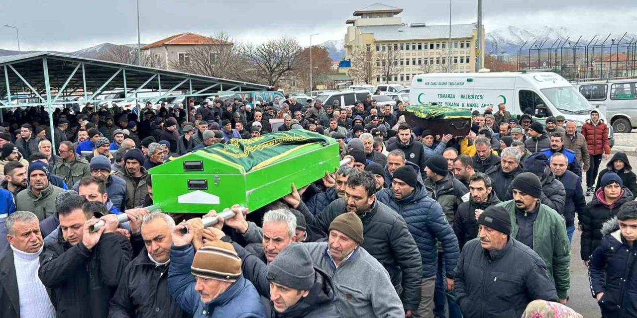 Sobadan Sızan Gazdan Hayatını Kaybeden Baba Ve Oğlu Toprağa Verildi