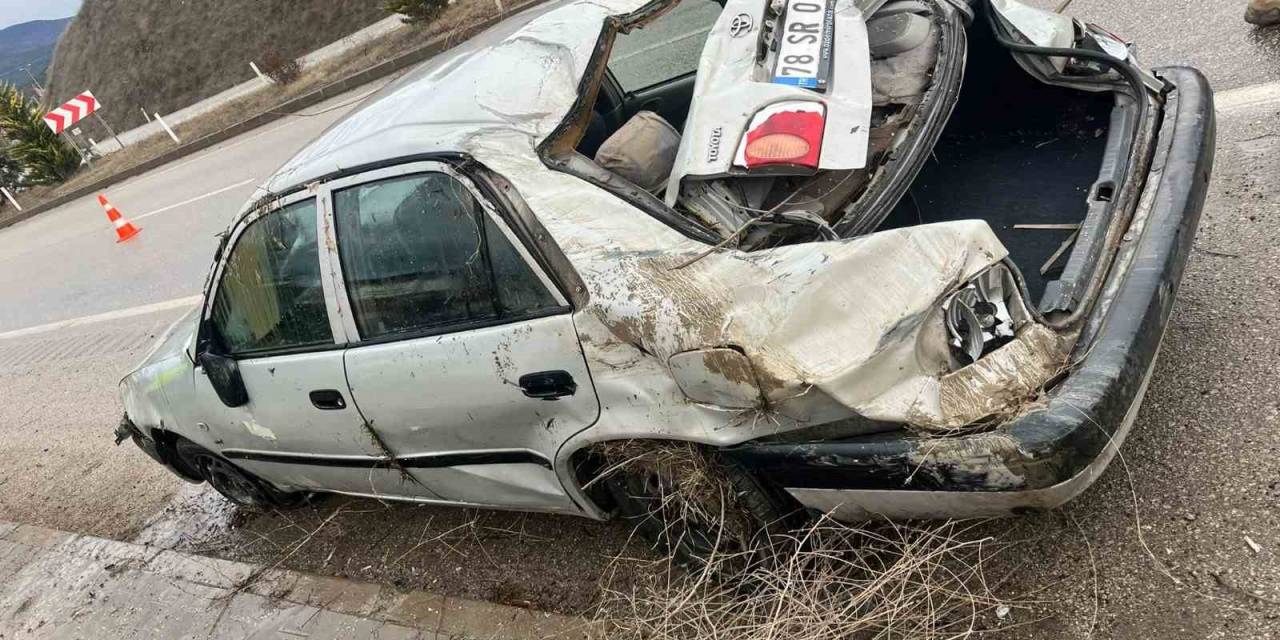 Karabük’te Otomobil Kayganlaşan Yolda Şarampole Devrildi: 1 Ölü, 1 Yaralı