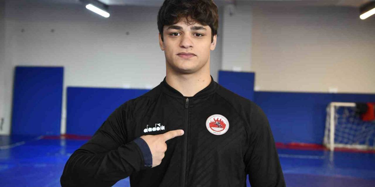 Milli Güreşçi Alperen Berber’den Gümüş Madalya