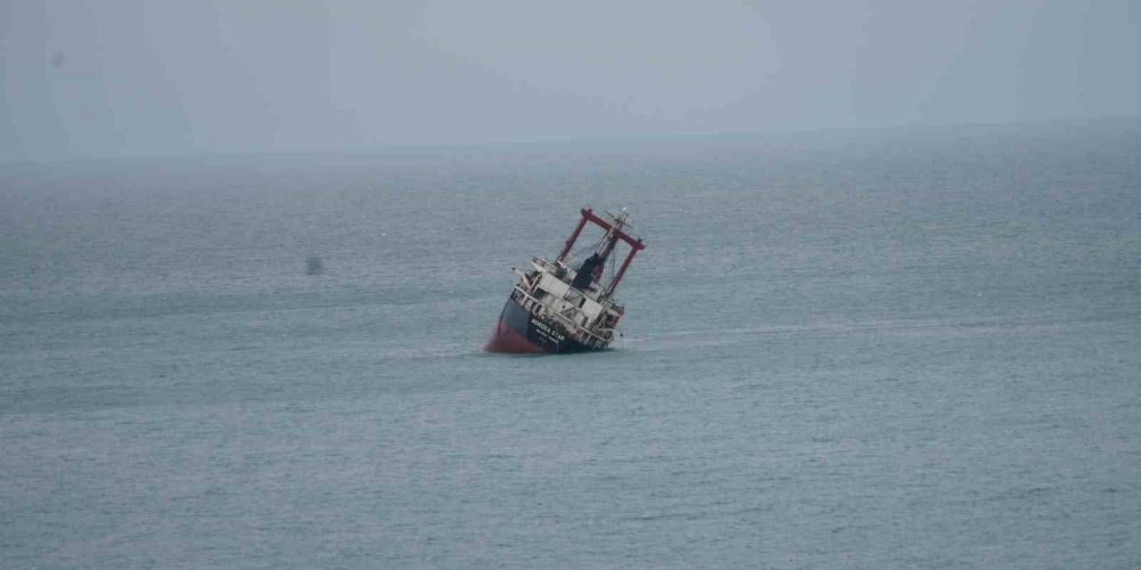 Yan Yatarak Kastamonu’da Kıyıya Vuran Yük Gemisi Batma Tehlikesi Yaşıyor