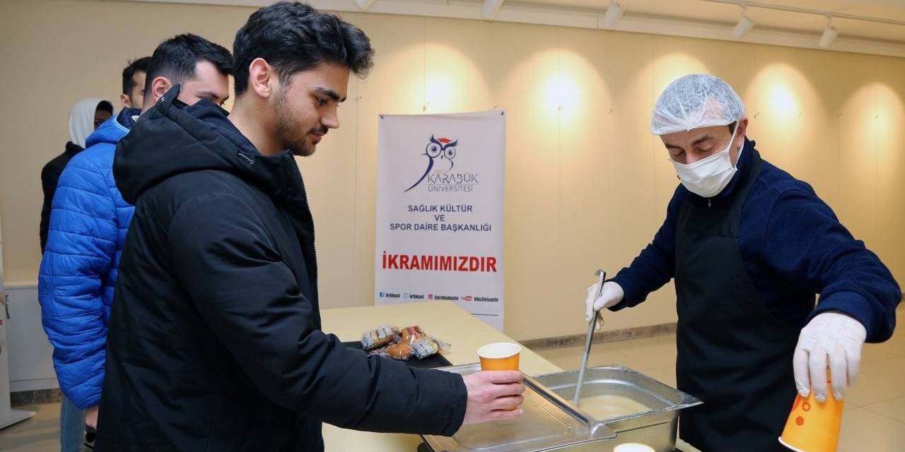 Karabük Üniversitesinde Öğrencilere Sıcak Çorba İkramı
