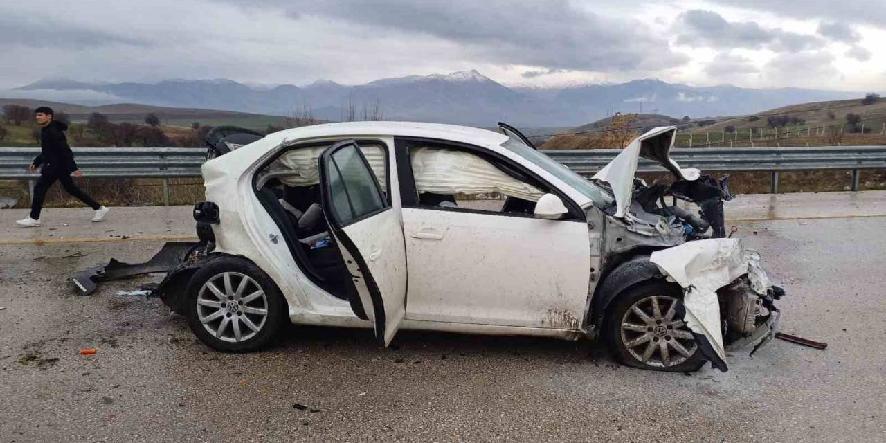 Elazığ’da İki Araç Çarpıştı: 4 Yaralı