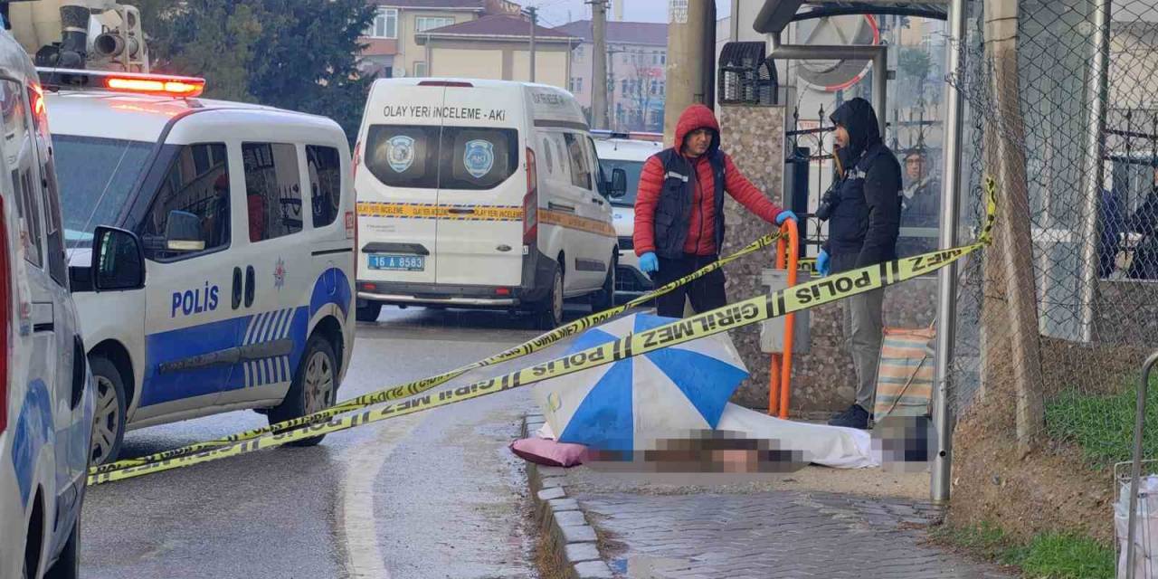 Bursa’da Yere Düşen Adam Hayatını Kaybetti, Cenazeyi Şemsiye İle Korudular