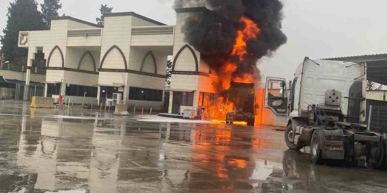 Karkamış Sınır Kapısı’nda Bekleyen Tır Alev Topuna Döndü
