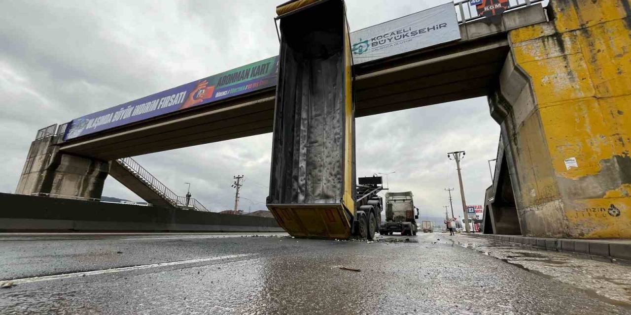 Kamyonun Açılan Damperi Üst Geçitte Asılı Kaldı