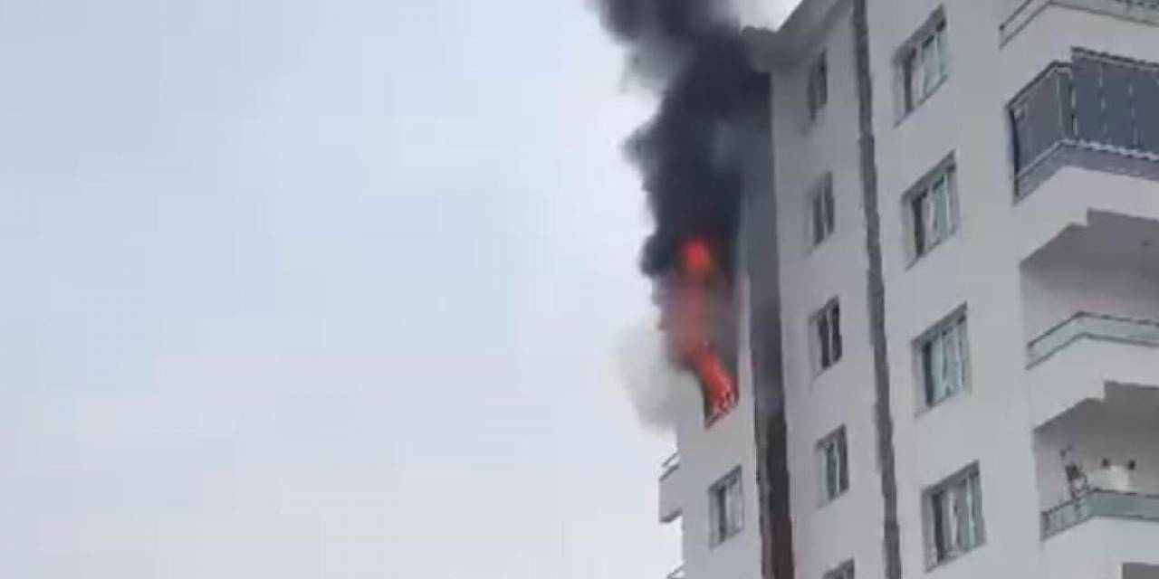 Diyarbakır’da Yangın Çıkan Dairede Alevler Böyle Yükseldi