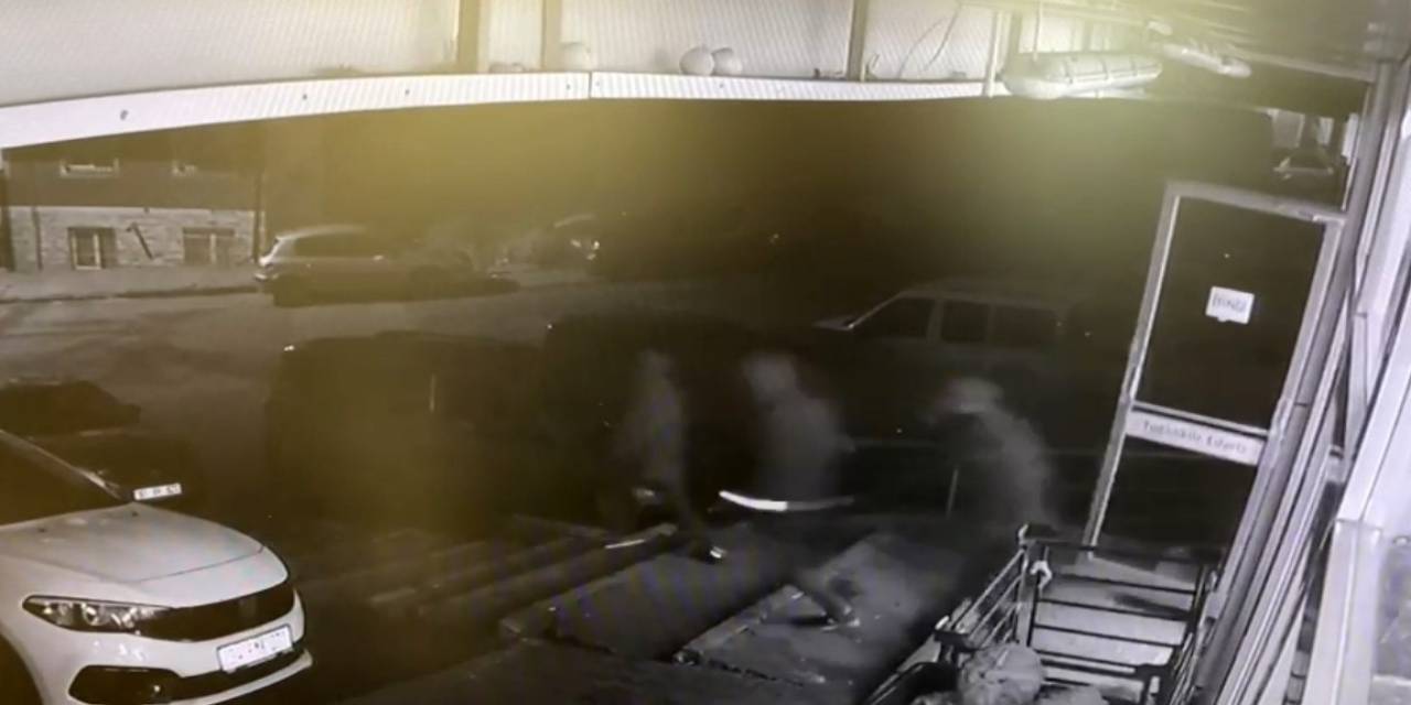 Pompalı Tüfekle Markete Giren Gaspçıları Paspasla Kovaladı: O Anlar Kamerada