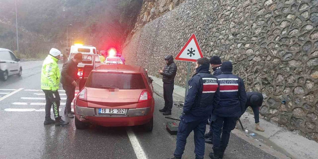 Kontrolden Çıkan Otomobil Takla Attı: 3 Yaralı