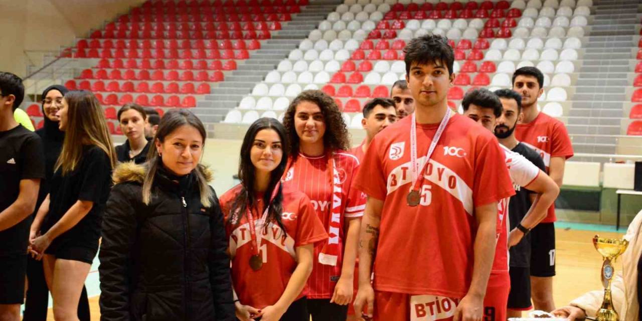 Voleybol Turnuvasında Ödüller Sahiplerini Buldu
