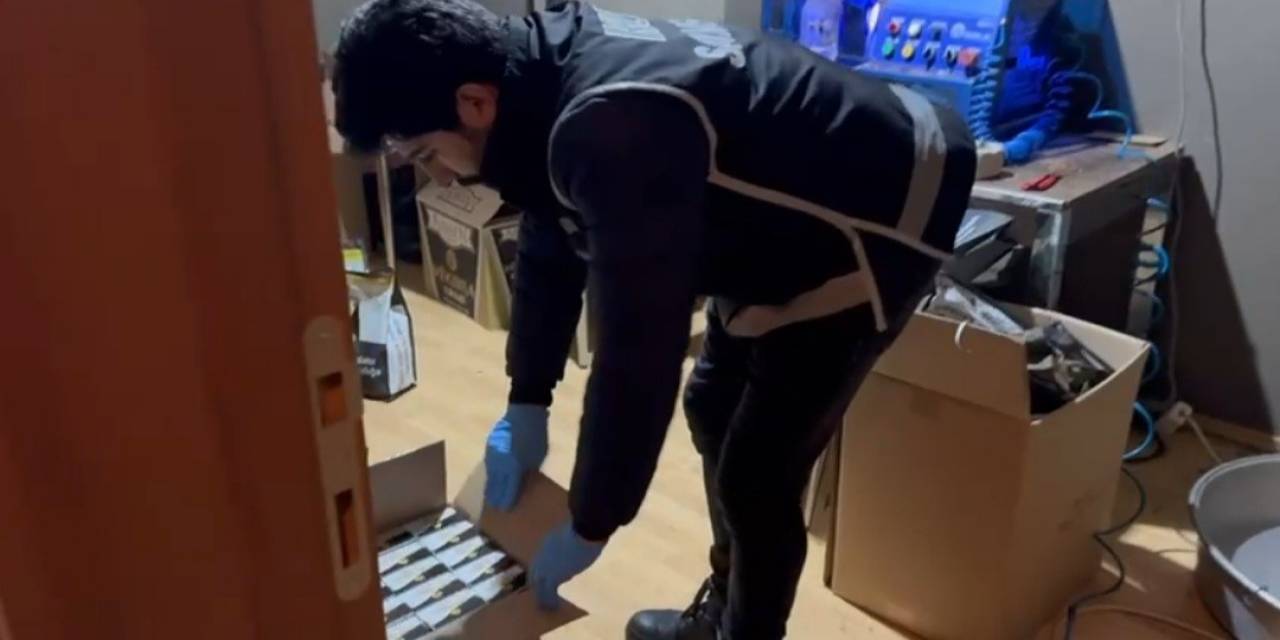 Evinde Makineyle Kaçak Sigara Sararken Yakalandı