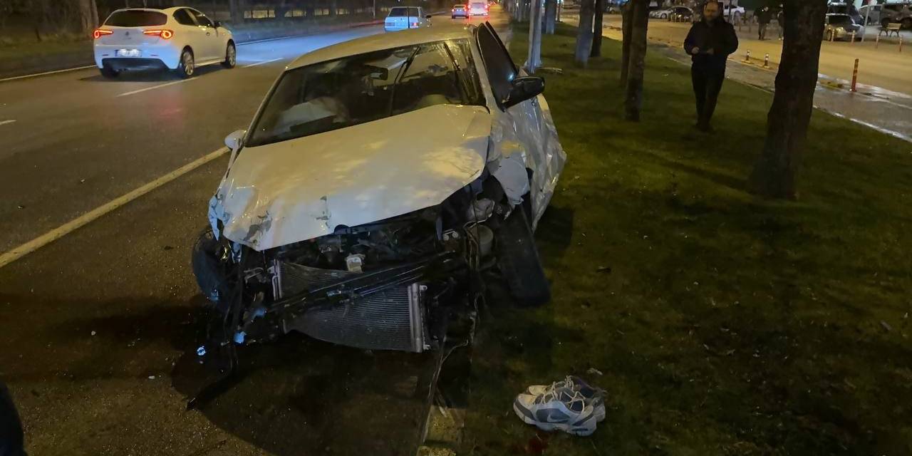 Isparta’da Kontrolden Çıkan Araç Refüje Çarptı: 1 Ölü, 1 Yaralı