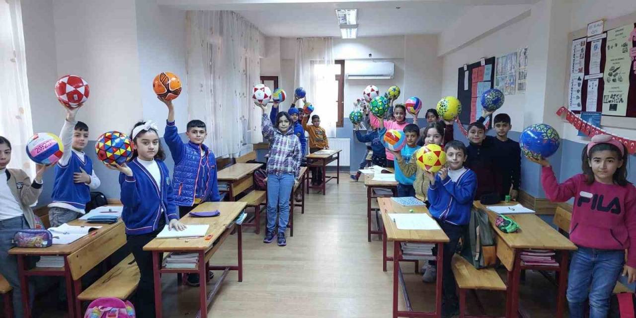 Depremzede Öğrencilere Karne Hediyesi Olarak 5 Bin 650 Top Dağıttı