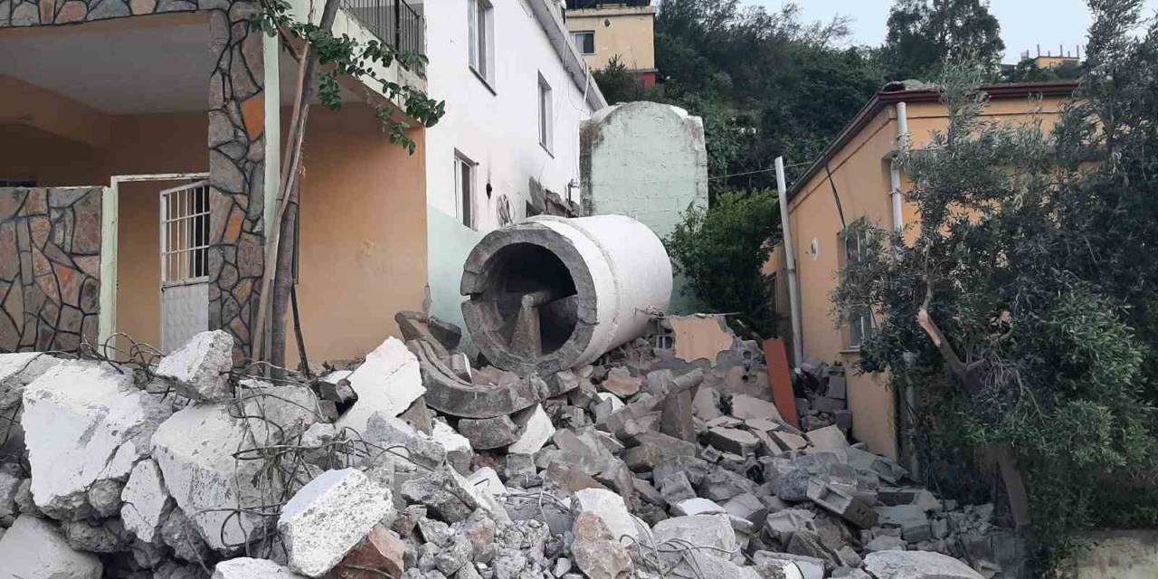 Depremle Birlikte Aylardır Minaresiz Kalan Camiye, Çelikten 26 Metrelik Minare Yaptırıldı