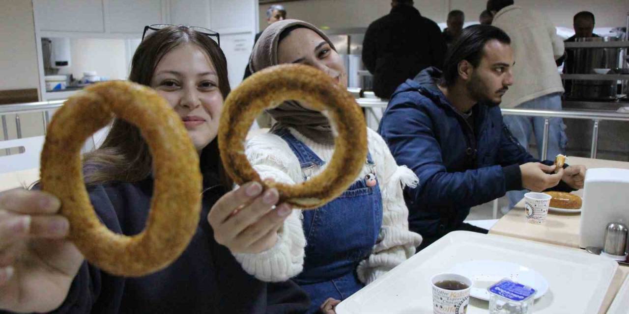 Amasya Üniversitesi’nden Sınavlara Çalışan Öğrencilere Çay-simit