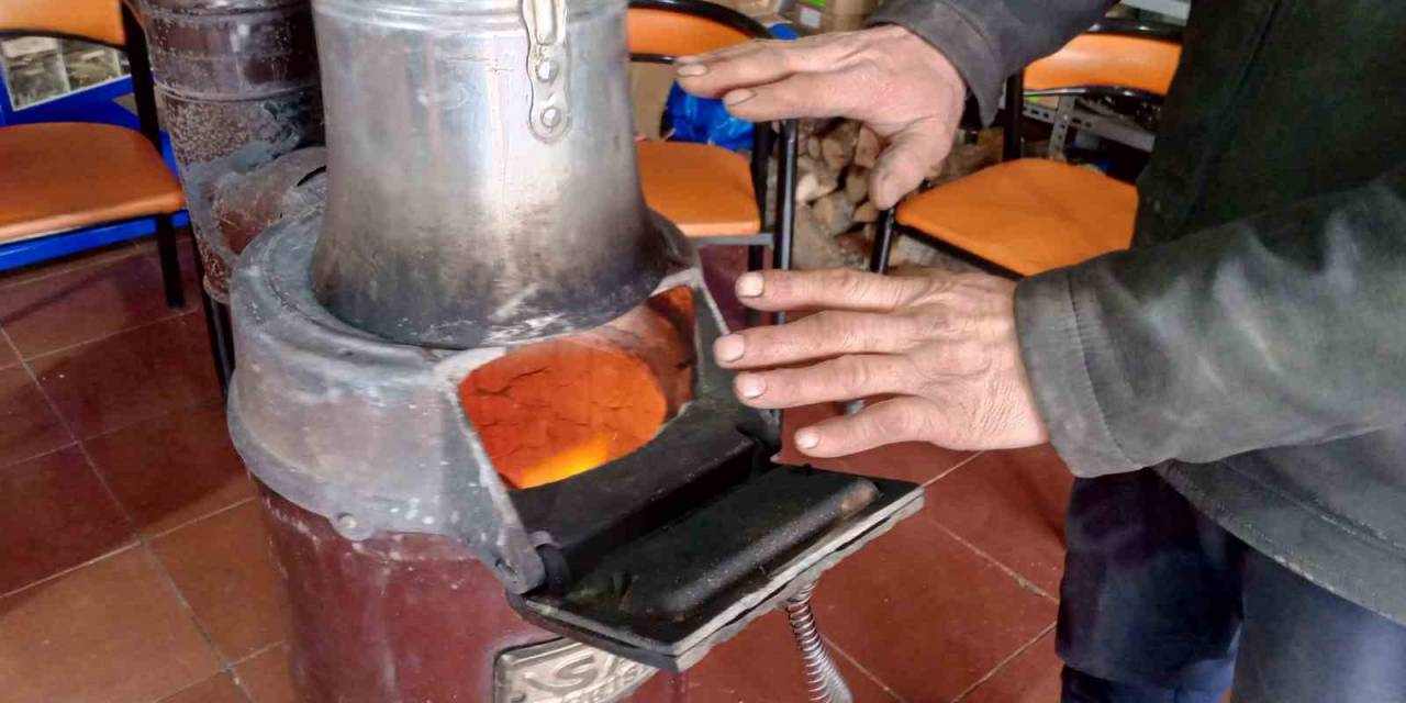 Soğuk Havalarda Soba Başında Isınma Molası Veriyorlar