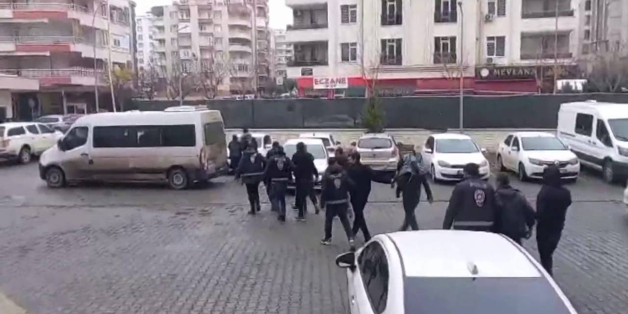 Şanlıurfa’da Canan Karatay’ı Dolandıran Şüphelinin De Aralarında Bulunduğu 47 Zanlı Yakalandı