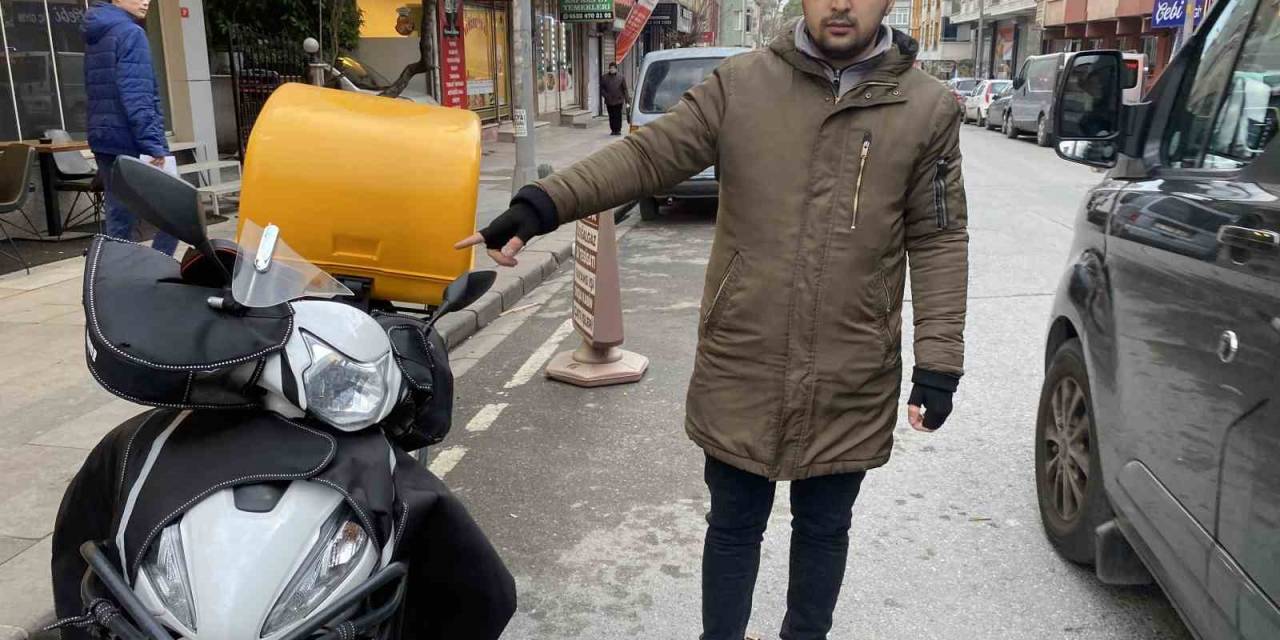 Laf Attıkları Motokuryeyi Yakalamayınca Motosikletini Tekmelediler