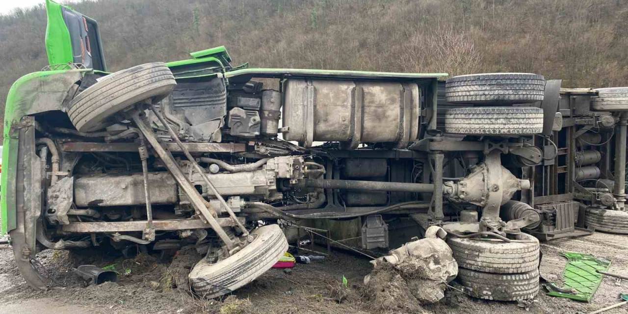 Tır Devrildi: 1 Yaralı