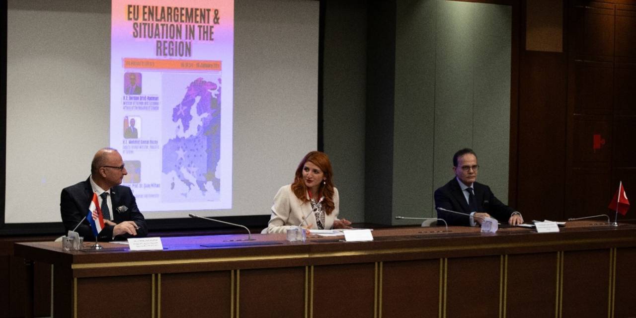 Ankara’da Avrupa Birliği’nin Geleceği Ve Türkiye-ab İlişkileri Tartışıldı